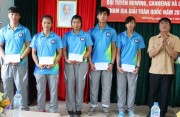Vận động viên Nguyễn Thị Tuyết (thứ hai từ trái sang) được Sở Văn hóa, Thể thao và Du lịch  tuyên dương vì đạt thành tích tốt tại Giải đua thuyền canoeing vô địch các câu lạc bộ toàn quốc năm 2017