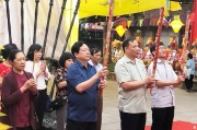 Các đồng chí lãnh đạo tỉnh và nhân dân dâng hương tưởng niệm công lao to lớn của đức Nguyên Từ Quốc Mẫu tại đền Kiếp Bạc