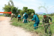 LLVT thành phố phối hợp với cán bộ chiến sĩ Trung đoàn 2 Sư đoàn 395 dọn vệ sinh đê kè thuộc phường Văn Đức Chí Linh