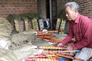 Ông Nguyễn Văn Quyết có nhiều công lao trong việc phát triển nghề làm chổi chít và đưa sản phẩm này xuất ngoại thành công