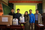 TS. Nguyễn Thị Kim Nguyên - Phó Hiệu trưởng trao tặng khẩu trang vải và nước rửa tay khô đến thầy và trò Trường THPT Bến Tắm