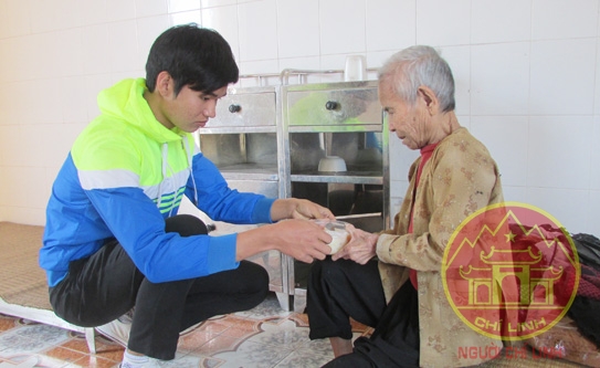 Thành viên Câu lạc bộ Chí Linh Xanh phát cháo tận tay các cụ đang điều trị ở Bệnh viện Phong Chí Linh