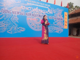 Nghệ sĩ Thanh Hoa trình bày bài thơ tại Lễ hội Về nguồn đền thờ nhà giáo Chu Văn An năm 2015
