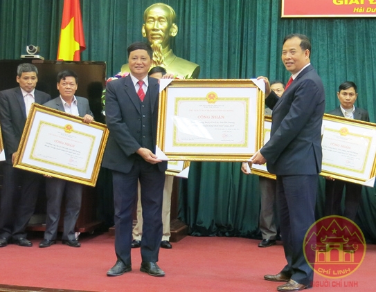 Đồng chí Nguyễn Mạnh Hiển, Bí thư Tỉnh ủy, Chủ tịch HĐND tỉnh trao quyết định  công nhận đạt chuẩn nông thôn mới cho 31 xã