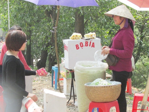 Một số người dân vẫn mua thực phẩm không rõ nguồn gốc được bày bán ở đền Cao An Phụ