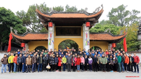 Ban biên tập và tập thể cán bộ, phóng viên, biên tập viên, nhân viên báo Bóng đá chụp ảnh lưu niệm trước chùa Côn Sơn - Ảnh: Đức Cường