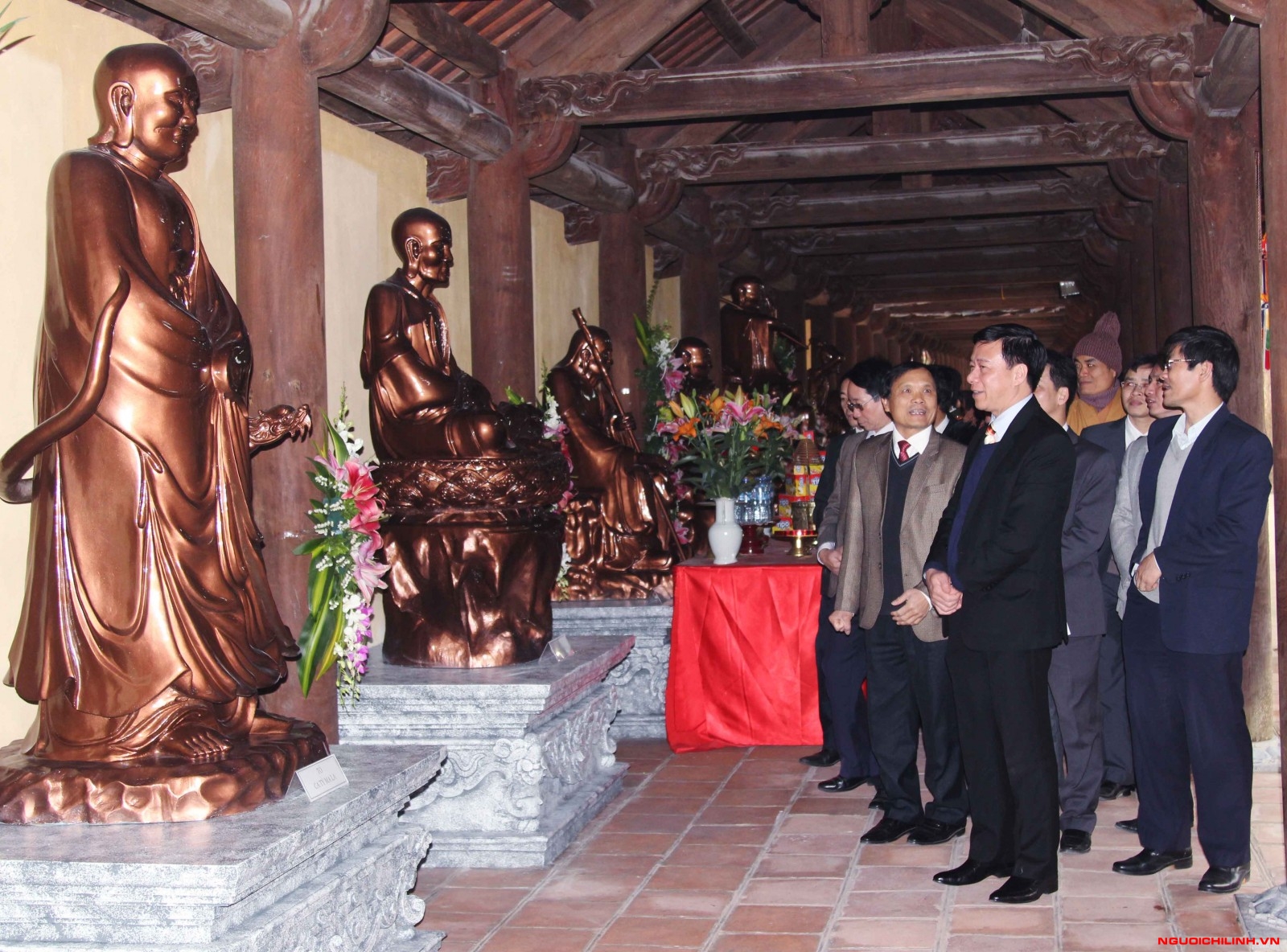 Du khách đi lễ chùa Côn Sơn đầu năm