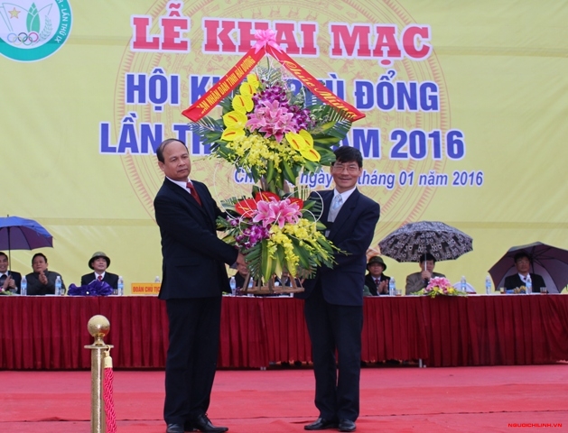Đồng chí Lương Văn Cầu, Tỉnh ủy viên, Phó Chủ tịch UBND tỉnh tặng hoa chúc mừng