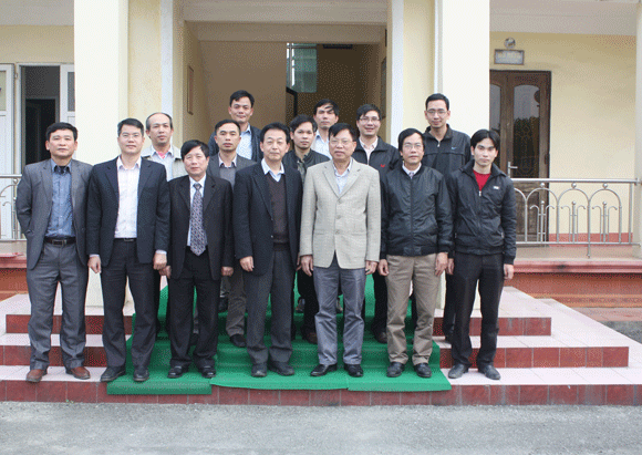 Ông Yori Kanemaru (đứng thứ 4 từ trái qua) cùng đoàn công tác của trường  Đại học Công nghiệp Hà Nội chụp ảnh lưu niệm với lãnh đạo nhà trường