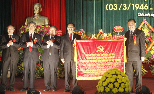 Đồng chí Bí thư Tỉnh ủy Nguyễn Mạnh Hiển trao bức trướng cho Ban Chấp hành Đảng bộ thị xã Chí Linh