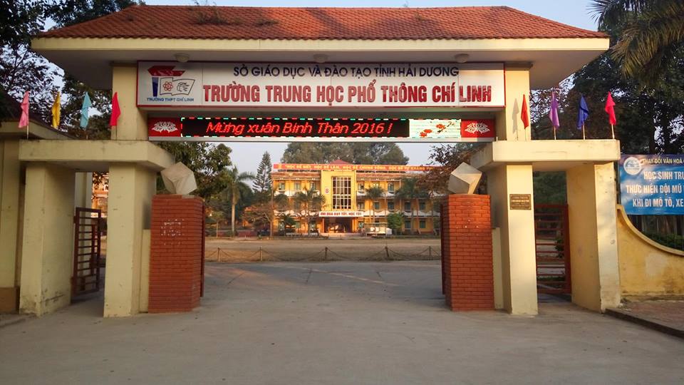 Cổng trường THPT Chí Linh hôm nay