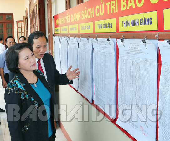 Chủ tịch Quốc hội Nguyễn Thị Kim Ngân trực tiếp kiểm tra công tác bầu cử tại  xã Cổ Thành (Chí Linh). Ảnh: Thành Chung