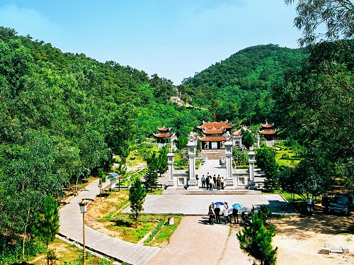 Ức Trai linh từ - đền thờ Nguyễn Trãi tại khu di tích Côn Sơn