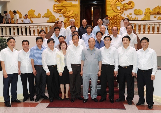 Thủ tướng Nguyễn Xuân Phúc và lãnh đạo một số bộ, ngành chụp ảnh lưu niệm với lãnh đạo chủ chốt tỉnh Hải Dương. Ảnh: Trần Hải