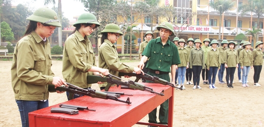 Học sinh Trường THPT Chí Linh thực hành kiểm tra tháo, lắp súng
