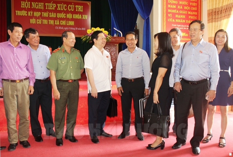 Đồng chí Nguyễn Dương Thái, Phó Bí thư Tỉnh ủy, Chủ tịch UBND tỉnh, Trưởng đoàn ĐBQH tỉnh với các đại biểu, cử tri
