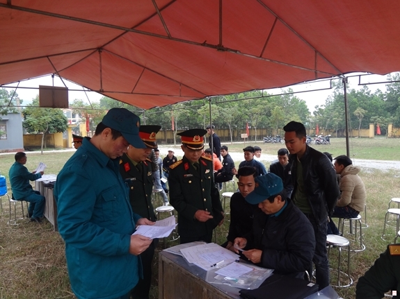 Đoàn công tác Ban CHQS thị xã Chí Linh kiểm tra công tác sơ tuyển ở xã Hoàng Hoa Thám.
