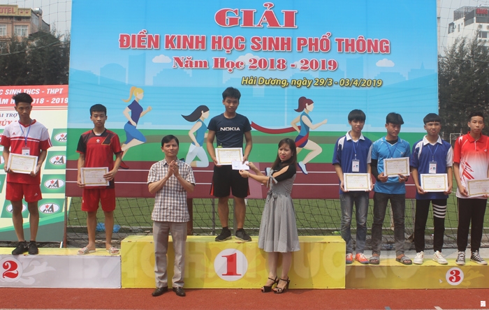 Ban Tổ chức trao thưởng cho các vận động viên đoạt giải