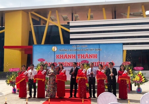 Thứ trưởng Bộ Xây dựng Nguyễn Đình Toàn đã tới dự Lễ khánh thành nhà Hiệu bộ và trao cờ thi đua cho Trường Cao Đẳng Cơ giới Xây dựng.