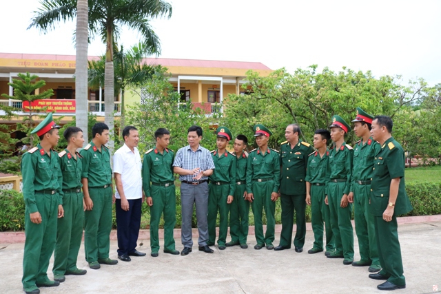 Lãnh đạo UBND thành phố Chí Linh trao đổi với các chiến sĩ quê hương Chí Linh đang học tập, công tác tại Tiểu đoàn 15, Sư đoàn 325, Quân đoàn 2