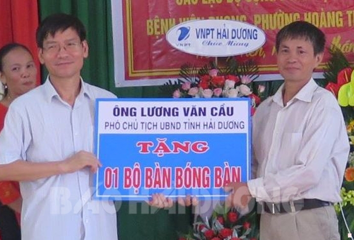 Đồng chí Phó Chủ tịch UBND tỉnh Lương Văn Cầu tặng quà cho câu lạc bộ