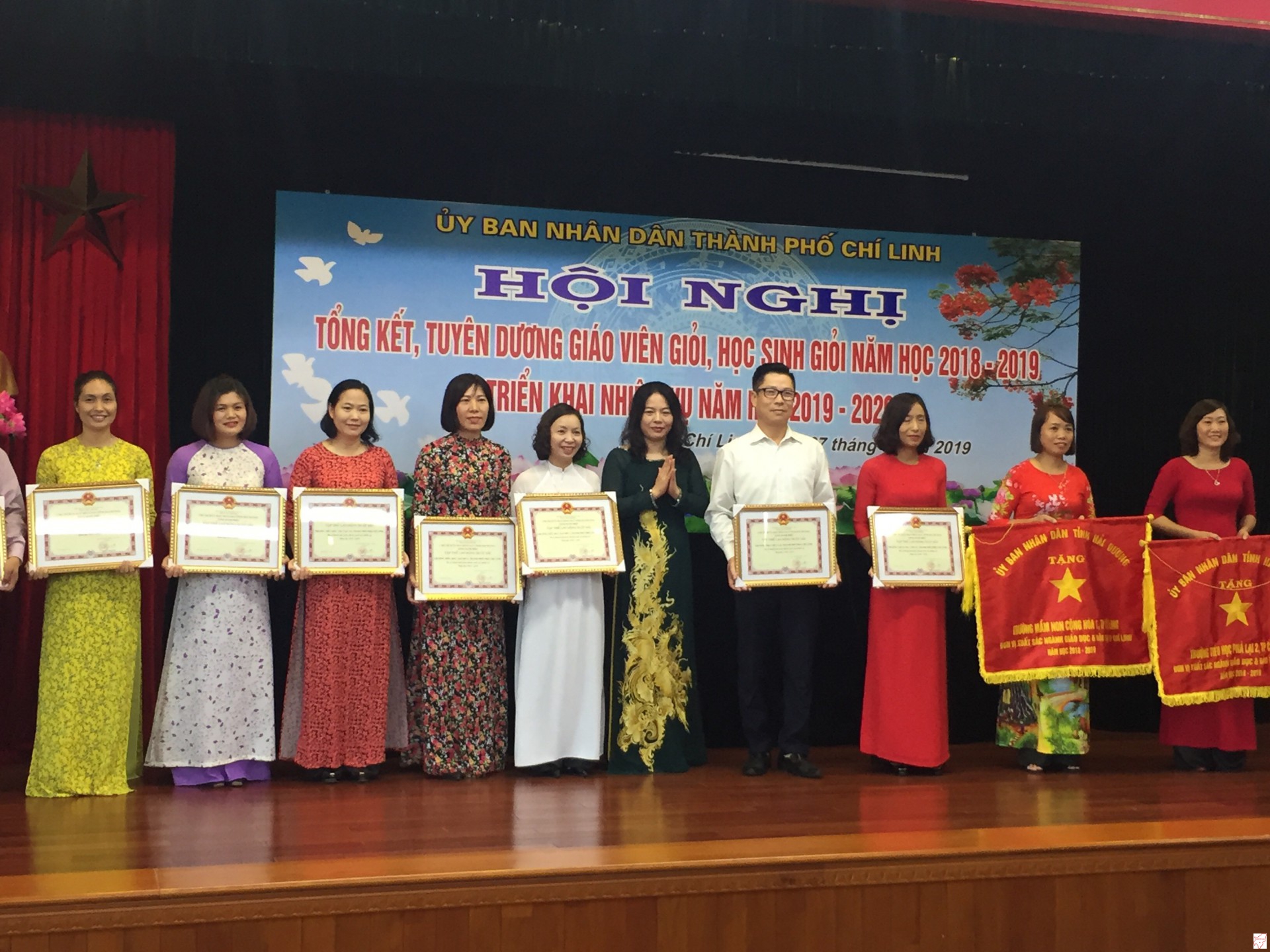 31 giáo viên dạy giỏi được Chủ tịch UBND TP Chí Linh tặng giấy khen