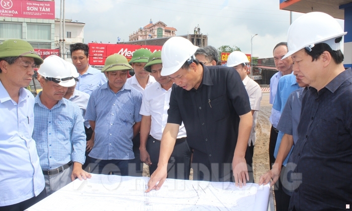 Đồng chí Nguyễn Mạnh Hiển, Ủy viên Trung ương Đảng, Bí thư Tỉnh ủy, Chủ tịch HĐND tỉnh yêu cầu đẩy nhanh tiến độ thi công hầm chui qua đường sắt vào Côn Sơn
