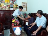 Ông Lê Văn Chính - Phó Bí thư Đảng ủy, Chủ tịch CĐ Cty trao quà cho mẹ Việt Nam Anh hùng Trần Thị Gái (Ảnh: T.Liễu)