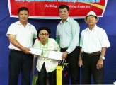 Đại diện lãnh đạo Công ty CP Việt Tiên Sơn Địa ốc và Ủy ban MTTQ tỉnh trao tiền hỗ trợ cho mẹ Cấm
