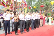 Đoàn đại biểu vào dâng hương xin mở hội trước đền Kiếp Bạc