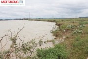 Bờ sông Thương đoạn chảy qua thôn Ngọc Tân đang bị sạt lở nghiêm trọng.