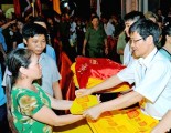 Phó Chủ tịch UBND tỉnh Lương Văn Cầu phát ấn cho nhân dân và du khách thập phương