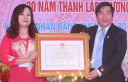 Đồng chí Phó Chủ tịch Thường trực UBND tỉnh Nguyễn Anh Cương trao bằng khen của Bộ Giáo dục và Đào tạo cho nhà trường