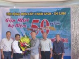 Thầy giáo Nguyễn ánh Dương Hiệu trưởng trường THPT Chí Linh tặng hoa cho Hôi (đại diện Ban liên lạc và các cựu lớp trưởng và bí thư chi đoàn 1966 - 1968) thay mặt Hội đón nhận.