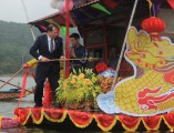 Đồng chí Bí thư Tỉnh ủy Nguyễn Mạnh Hiển thực hiện nghi thức múc nước vào thủy bình