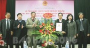 Đồng chí Bí thư Tỉnh ủy Nguyễn Mạnh Hiển trao giấy chứng nhận cho nhà đầu tư vào khu công nghiệp Cộng Hòa