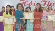  Đồng chí Phó Giám đốc Sở Giáo dục và Đào tạo Nguyễn Thị Tiến trao giải nhất cho 2 cô giáo