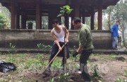 Nhân viên Ban Quản lý di tích Côn Sơn - Kiếp Bạc trồng cây xanh tạo tại khu vực Bàn cờ tiên
