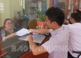 Người dân đến làm thủ tục hành chính tại Bộ phận "một cửa" của UBND TP Chí Linh