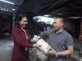 Anh Hoàng Tiến Đạt trao đổi về kinh nghiệm trồng nấm, kỹ thuật trồng nấm với bà con nông dân trong và ngoài phường.