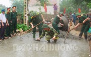 Lực lượng vũ trang phường Văn Đức giúp dân làm đường giao thông nông thôn