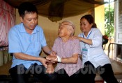 Cụ Nguyễn Thị Suối, bệnh nhân phong cao tuổi nhất ở làng phong sống yên vui trong sự quan tâm của các y, bác sĩ Bệnh viện Phong Chí Linh