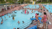 Các bể bơi ở TP Chí Linh luôn có rất đông trẻ em đến bơi lội trong những ngày hè