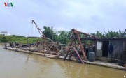 Tàu xi-măng không biển kiểm soát bị bắt quả tang đang khai thác cát trái phép trên sông Kinh Thầy, đoạn qua phường Văn An, thành phố Chí Linh.