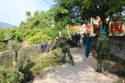 Các lực lượng tiến hành dọn vệ sinh xung quanh nhà văn hóa KDC Tiên Sơn, phường Cộng Hòa