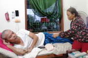 Bà Lý ân cần chăm sóc, động viên chồng bị bại liệt 14 năm qua