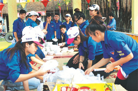Thanh niên tình nguyện hoạt động tại Lễ hội mùa thu Côn Sơn - Kiếp Bạc năm 2015