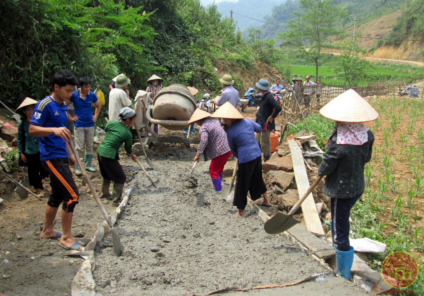 Nhân dân góp sức làm đường xây dựng nông thôn mới