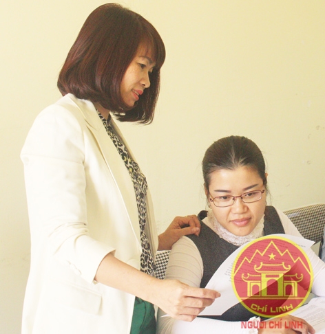 Là doanh nhân thành đạt, chị Nguyễn Thị Thu (đứng) tích cực tham gia công tác xã hội