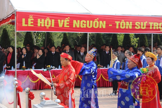 Lễ hội về nguồn tại đền thờ thầy giáo Chu Văn An năm 2013